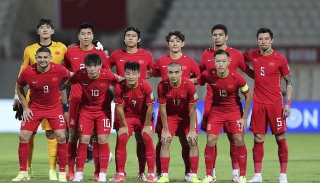对维拉，滕哈赫让加纳乔本赛季首次在英超首发踢右边锋，而加纳乔也完成梅开二度，帮助球队奠定逆转的基础。
